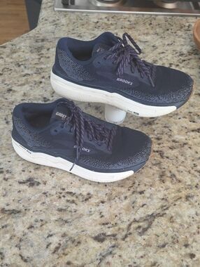 Brooks Ghodt MAX 2 Women’s Running Shoes - Navy with White Soles Size 8